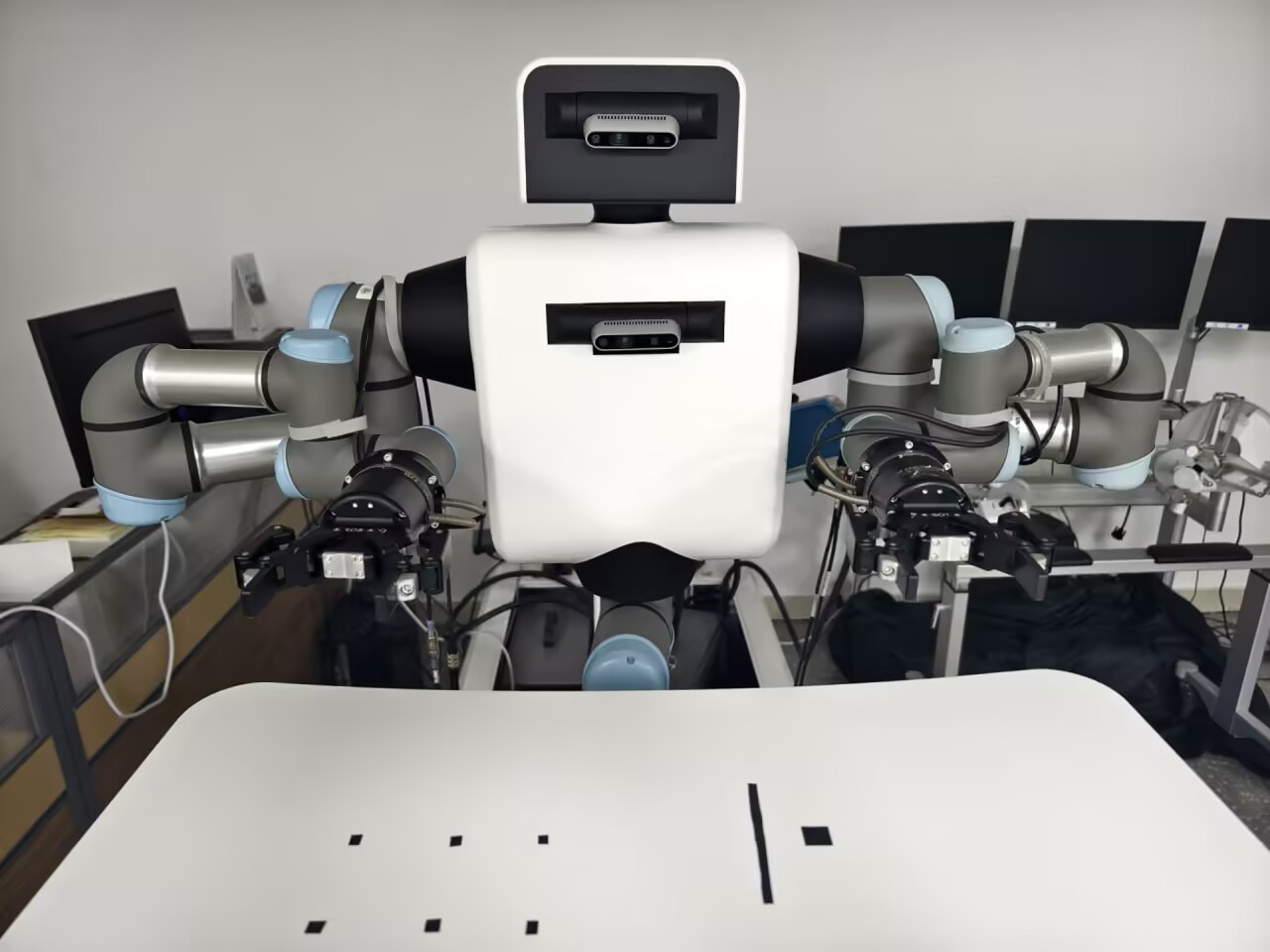 Three-arm space robot
